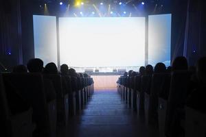 personas en el cine en frente de un vacío blanco pantalla. foto