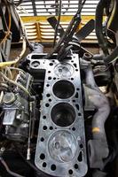 mercedes diesel motor reparar. manos con un mecánico reparando mercedes partes. desmontado antiguo motor. foto