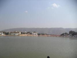 lago en frente un ciudad foto