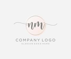logo femenino nm inicial. utilizable para logotipos de naturaleza, salón, spa, cosmética y belleza. elemento de plantilla de diseño de logotipo de vector plano.