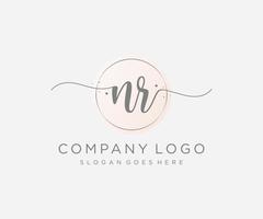 logotipo inicial nr femenino. utilizable para logotipos de naturaleza, salón, spa, cosmética y belleza. elemento de plantilla de diseño de logotipo de vector plano.