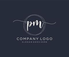 logo femenino inicial pm. utilizable para logotipos de naturaleza, salón, spa, cosmética y belleza. elemento de plantilla de diseño de logotipo de vector plano.