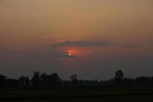 fondo de la puesta de sol en la noche foto