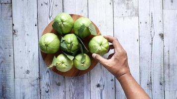 top visie van hand- plukken guava Aan tafel video