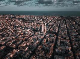 aéreo ver de Barcelona ciudad horizonte y sagrada familia catedral a puesta de sol. foto