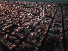 aéreo ver de Barcelona ciudad horizonte y sagrada familia catedral a puesta de sol. foto