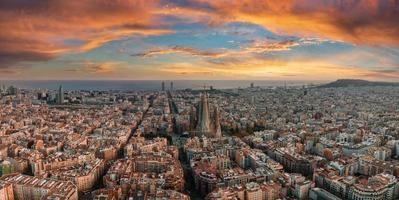 aéreo ver de Barcelona ciudad horizonte y sagrada familia catedral a puesta de sol. foto