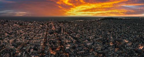 aéreo ver de Barcelona ciudad horizonte y sagrada familia catedral a puesta de sol. foto