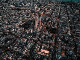 aéreo ver de Barcelona ciudad horizonte y sagrada familia catedral a puesta de sol. foto