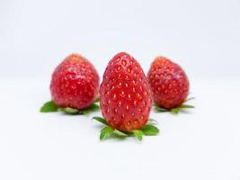 fresas sobre un fondo blanco foto