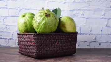 veel guava in een kom Aan de tafel video