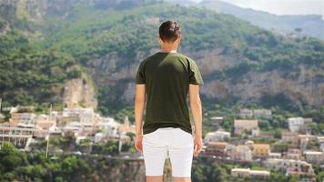 vacaciones de verano en italia. joven en el pueblo de positano en el fondo, costa de amalfi, italia video