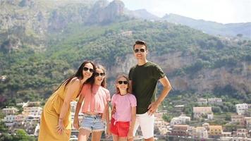 jong familie in positano dorp Aan de achtergrond, amalfi kust, Italië video