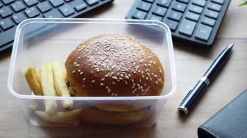 du boeuf Burger et français ami dans une le déjeuner boîte sur Bureau bureau. video