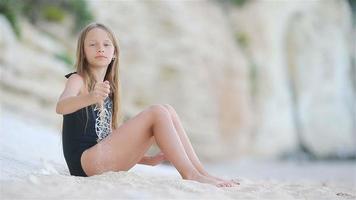süßes kleines Mädchen am Strand während der Sommerferien video