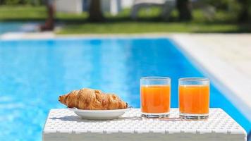 delizioso prima colazione di il piscina video