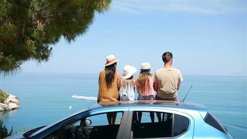 viaje en coche de verano y familia joven de vacaciones video