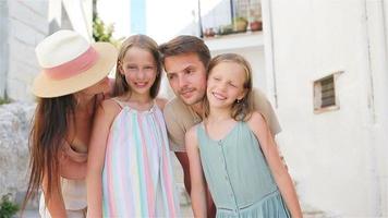vacaciones familiares de padres e hijos en vacaciones europeas video
