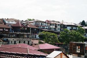 techo con casas de tejas naranjas del viejo puerto nesebar, bulgaria. foto