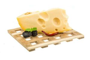 queso maasdam sobre tabla de madera y fondo blanco foto