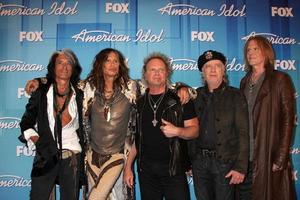 los angeles 23 de mayo - los músicos aerosmith lr joe perry, steven tyler, joey kramer, brad whitford y tom hamilton en la sala de prensa de la final de american idol 2012 en el teatro nokia el 23 de mayo de 2012 en los angeles, ca foto