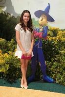 los angeles, 3 de mayo - bailee madison at the legends of oz - dorothys return estreno de los angeles en el teatro del pueblo el 3 de mayo de 2014 en westwood, ca foto