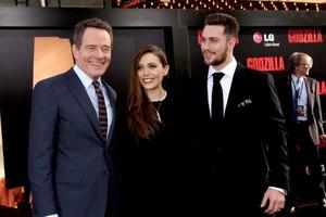 los angeles, 8 de mayo - bryan cranston, elizabeth olsen, aaron taylor-johnson en el estreno de godzilla en dolby theater el 8 de mayo de 2014 en los angeles, ca foto