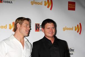 los angeles, 21 de abril - trevor donovan, kevin williamson llega a los 23rd glaad media awards en el hotel westin bonaventure el 21 de abril de 2012 en los angeles, ca foto