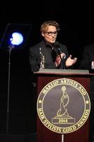 los angeles, 15 de febrero - johnny depp recibe el premio al artesano distinguido en los premios anuales del gremio de maquilladores y peluqueros en el teatro paramount el 15 de febrero de 2014 en los angeles, ca foto