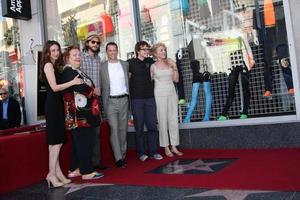 los angeles, 19 de septiembre - marin hinkle, conchata ferrell, ashton kutcher y jon cryer, angus t jones, holland taylor en la ceremonia de la estrella del paseo de la fama de jon cryer hollywood en el paseo de la fama de hollywood el 19 de septiembre de 2011 en los angeles, ca foto