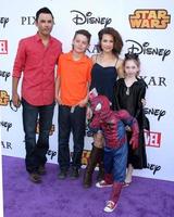 los angeles, 1 de octubre - michael saucedo, rebecca herbst, ella bailey saucedo, ethan riley saucedo, emerson truett saucedo en el evento vip disney halloween en la tienda emergente de productos de consumo de disney el 1 de octubre de 2014 en glendale, ca foto