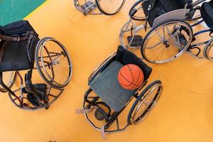 una foto de la silla de ruedas, el equipo para sillas de ruedas y la pelota ubicada en la arena antes del juego