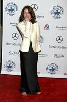 lara flynn boyle llegando al carrusel de la bola de la esperanza en el hotel bevelry hilton, en beverly hills, ca el 25 de octubre de 2008 foto