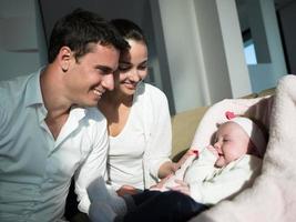 familia joven feliz en casa foto