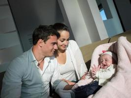 familia joven feliz en casa foto