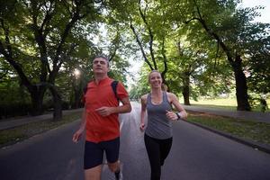 pareja corriendo afuera foto