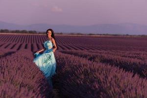 mujer en campo de flores de lavanda foto