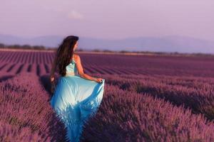 mujer en campo de flores de lavanda foto