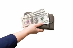 el mano de un blanco hembra adulto en un azul camisa es participación 3 cien dólar cuentas y billetera en un aislado o separar antecedentes con un recorte camino. foto