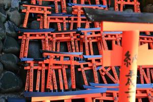 torii en miniatura, templo fushimi inari, kyoto, japón foto