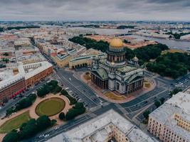 arquitectónico Monumento en Rusia. Santo petersbrurg desde alturas S t. isaacs cuadrado. ciudades de Rusia. famoso cuadrado. aleksandrovskiy jardín foto