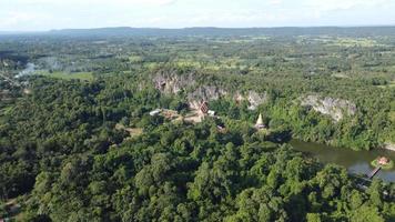 vista aérea de la naturaleza de la montaña en tailandia. ciudad del bosque. foto