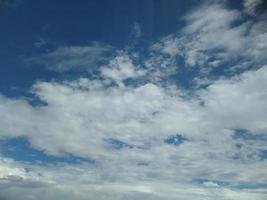 claro cielo ver con blanco nubes foto