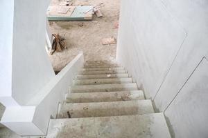 nueva construcción de casas con escalera de hormigón en el sitio de construcción foto