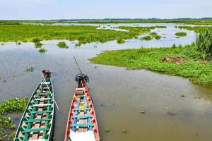 del pescador de madera barco amarrado en el apuntalar en un lago en phatthalung foto