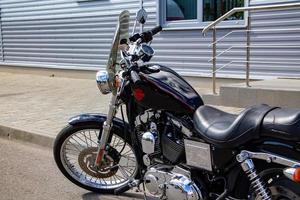 hermosa poderoso motocicleta crucero soportes en un rural la carretera cerca el casa. libertad y turismo concepto. foto