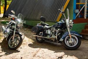 hermosa poderoso motos crucero soportes en un rural la carretera cerca el casa. libertad y turismo concepto. foto