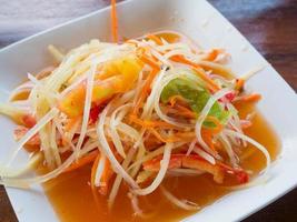 ensalada de papaya tailandesa som tum thai foto