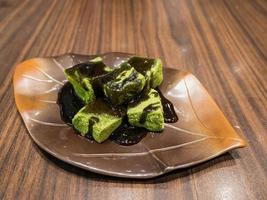 Mochi de té verde con sirope dulce foto