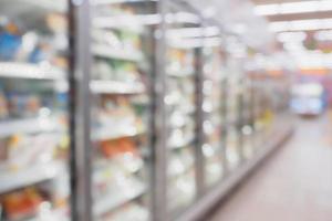 Refrigerador de supermercado para almacenar productos alimenticios congelados en la tienda de comestibles foto